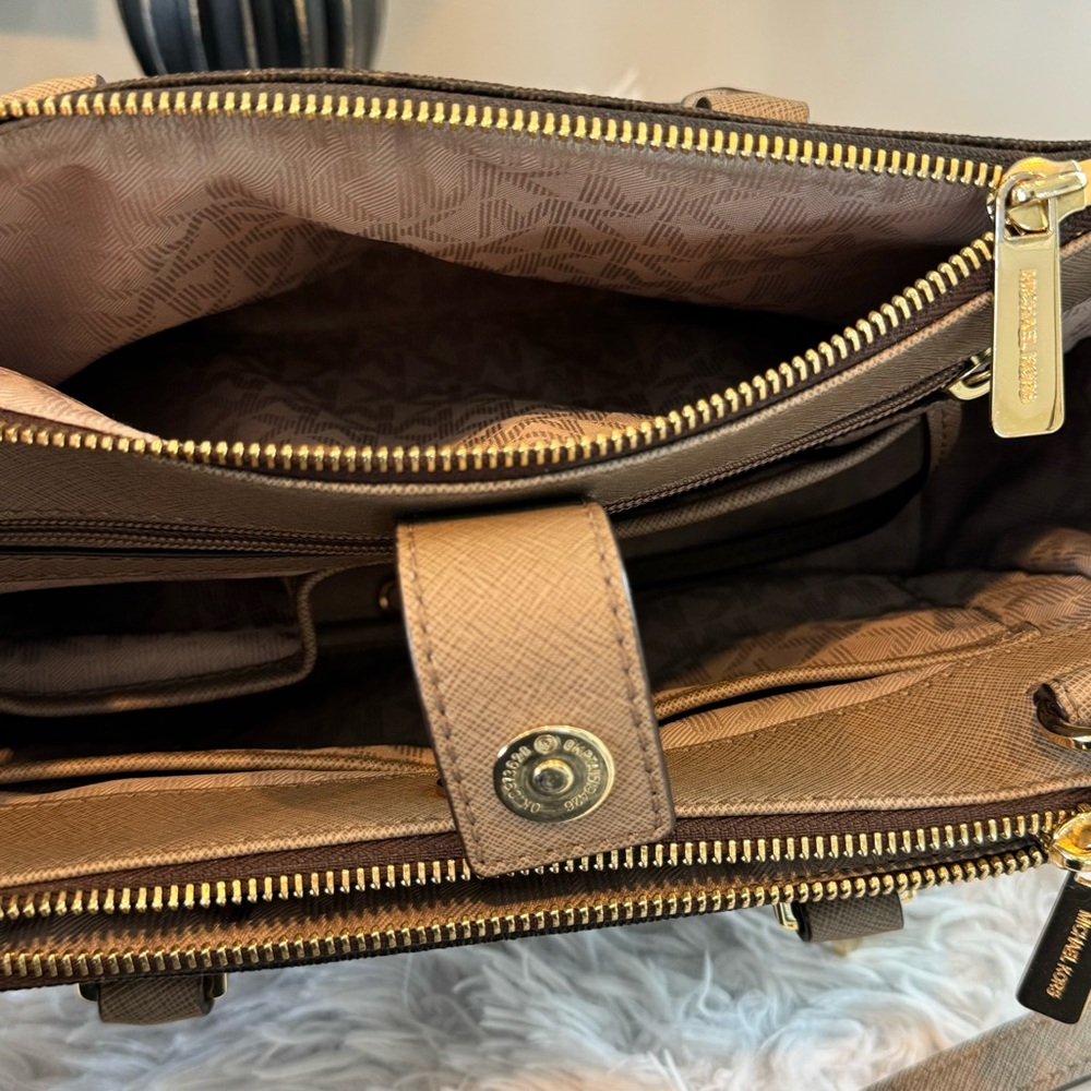 Michael kors handbag - Picture 10 of 17